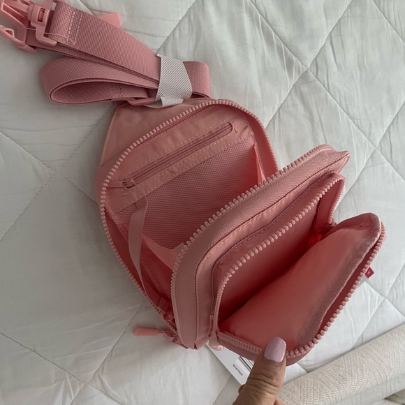 🆕🌟Live In Style Sling Crossbody Utility bag - Picture 3 of 4